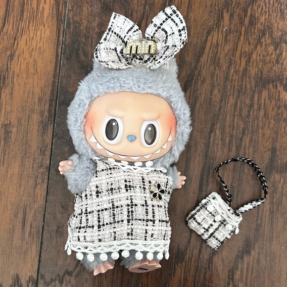 PopMart Labubu Luxury Clothes - Picture 1 of 3